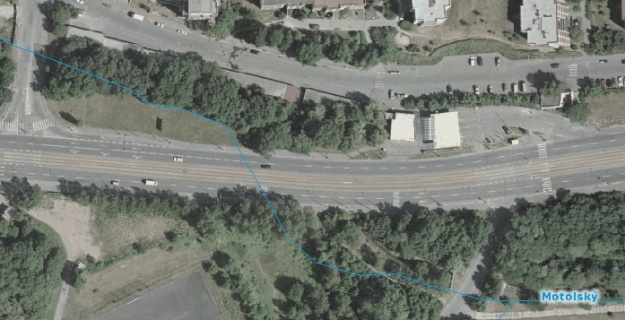 Na leteckém snímku je modrou čárou je naznačen podtok Motolského potoka pod Plzeňskou ulicí