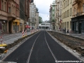 Dokončená část tramvajové tratě v pohledu ke křižovatce Mánes, vozovky si zatím o dokončenosti mohou jen snít | 6.7.2010