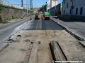 Probíhající pokládka velkoplošných panelů BKV na čerstvý asfaltový koberec. Už zbývá jen pár metrů, přitom jde o druhý den výluky... | 29.6.2011