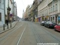 Na pravém chodníku je zřízena zastávka Lazarská pouze pro noční tramvajové linky
