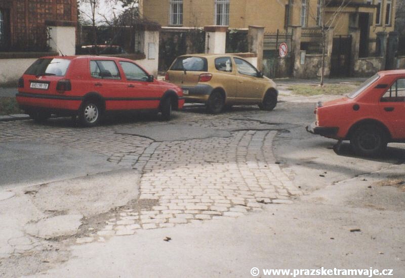 Vedení oblouku ze dvora rozvodny do Dykovy ulice naznačoval ještě v roce 2002 oblouk v dlažbě, při předláždění chodníku byl z větší míry skryt po asfaltem | 9.3.2002