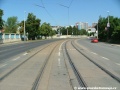 Tramvajová trať tvořené velkoplošnými panely BKV se ve středu Chodovské ulice stáčí pravým obloukem.