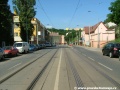 Přímý úsek tramvajové tratě tvořené velkoplošnými panely BKV v ulici U Plynárny.