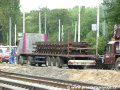 Na staveniště rekonstruované křižovatky Ohrada byla právě přivezena první tři kolejová pole rozřazovací splítky od Vápenky. | 3.8.2006