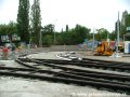 Na rekonstruované křižovatce Ohrada dochází k vyplňování prostoru mezi pražci betonem a následné zádlažbě. | 3.8.2006
