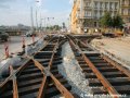 Na křižovatce Palackého náměstí dochází k pokládce první poloviny nové kolejové konstrukce. | 19.8.2007