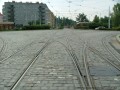 Rozvětvení tramvajové tratě od zastávky Divadlo Pod Palmovkou, levý oblouk míří do ulice Na Žertvách, přímý směr k Sokolovské ulici a pravý oblouk na Libeňský most