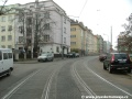 Pravým obloukem překračuje tramvajová trať v ulici Na Veselí křižovatku se zleva se připojující ulicí Nad Studánkou.