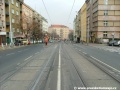 Na dohled máme tramvajové zastávky Palouček, trať ale ještě musí překročit křižovatku s ulicí Pod Sokolovnou