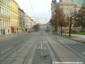 Přímý úsek tramvajové tratě v Táborské ulici poblíž Nuselské radnice.