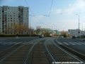 V křižovatce s Bazovského ulicí se trať stáčí v pravém oblouku