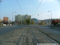 V pravém oblouku tramvajová trať překračuje křižovatku se Skuteckého ulicí