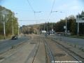 Levý oblouk tramvajové tratě před zastávkami Krematorium Motol