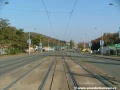 Tramvajová trať klesá ke Kotlářce v přímém úseku, v popředí se však objevuje táhlý pravý oblouk