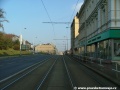 Stoupající tramvajová trať v přímém úseku při pravém okraji Plzeňské ulice.