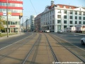 Přímý úsek tramvajové tratě ve středu Plzeňské ulice na zvýšeném tělese
