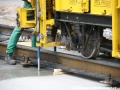 ...a tento stroj pěkně do betonu vrtá díry pro upevnění šroubů! | 17.5.2011