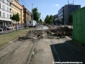 V prostoru zastávky Lotyšská do centra ještě leží původní tramvajová trať, v protisměrné zastávce se naopak skví koleje nové. | 25.5.2011