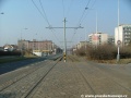 V počátečním úseku tramvajová trať od smyčky Lehovec míří přímým úsekem s klasickými žlábkovými kolejnicemi a žulovou zádlažbou.