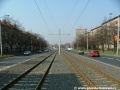V přímém úseku tramvajová trať pozvolna klesá k zastávkám Hloubětín.