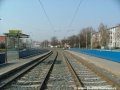 V prostoru zastávek Hloubětín se tramvajová trať stáčí levým obloukem.
