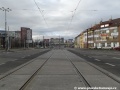Devatenáct kusů železobetonových panelů umožňuje tramvajové trati překročení dopravně zatížené křižovatky s Kbelskou ulicí.
