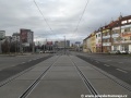 Devatenáct kusů železobetonových panelů umožňuje tramvajové trati překročení dopravně zatížené křižovatky s Kbelskou ulicí.