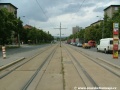 I za zastávkami Sídliště Hloubětín pokračuje tramvajová trať na zvýšeném tělese přímým úsekem.