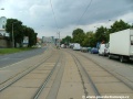 I po opuštění prostoru zastávek Hloubětín pokračuje tramvajová trať v levém oblouku, trolejové vedení je uchyceno na převěsy.