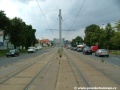 Od místa, kde se koleje tramvajové tratě mezi zastávkami Hloubětín a Kbelská napřímí, jsou opět sloupy trolejového vedení umístěné mezi protisměrnými kolejemi.