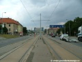 Tramvajová trať pokračuje ve středu Poděbradské ulice na zvýšeném tělese k zastávce Kbelská.