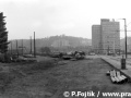 Na snímku mířícím od branického nádraží je více než patrné, kudy vedla původní tramvajová trať v ulici Na Mlejnku a kudy vede současné přeložka. Obě tratě se na snímku setkávají. | říjen 1986