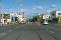 Tramvajová trať překračuje světelně řízenou křižovatku s ulicemi Ke Strašnické a V Korytech.