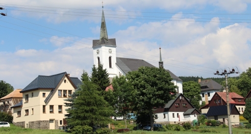 Kostel sv. Víta je dominantou horské obce Příchovice. | 21.7.2015