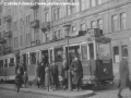 Souprava vypravená na linku 22 obsazená motorovým vozem neznámého ev.č. stanicuje v zastávce na náměstí Jiřího z Poděbrad. | okolo 1960