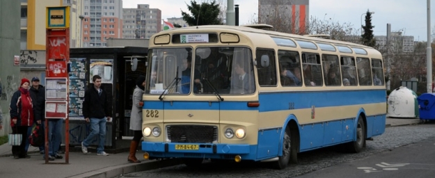 K dvacátému výročí organizace ROPID byly vypraveny historické autobusy, jezdící v trase Rudná, nádraží – Zličín – Sídliště Řepy. Jedním z provozovaných byla Karosa ŠL11. | 23.11.2013
