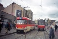 Repanelizace trati proběhla v srpnu 1998 i v prostoru zastávek Anděl v Plzeňské ulici, kde se míjí cvičný vůz #5505 se soupravou tramvají T6A5 #8603+8604 na lince 9. Prakticky vše na snímku doznalo do dnešní doby významných změn. | 17.9.1998