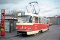 Nové tramvaje T6A5 se na lince 14 setkávaly s mnoha staršími kolegyněmi. Mezi ně patří i sólo vůz T3M #8092, dlouhodobě převedený do vozovny Kobylisy. Vyfotografován byl na zastávce Palmovka ve směru do centra. | 28.10.1998