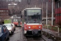 Vratný trojúhelník Laurová je již díky novostavbě trati do Radlic navždy minulostí. V roce 1997 zde končila linka 14, vypravovaná v sólo vozech. Souprava na Laurové byla tedy nezvyklým jevem. Na snímku je zachycena souprava vozů T6A5 ev.č.8675+8676 na záložním vlaku X | 7.12.1997