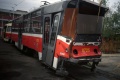 Zánovní tramvaj T6A5 #8725 byla v roce 1997 vážně poškozena při nehodě a na snímku byla zachycena těsně před zahájením opravy v ústředních dílnách. Skříň se podařilo narovnat a vůz přes nedostatek náhradních dílů dokompletovat a po dvou letech se vrátil do provozu. Tato tramvaj je druhým vozem z dnešní sady snímků, který v Praze jezdí, byť dny pražských vozů T6A5 se krátí...| 11.9.1998