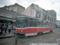 Linka 14 obsazená sólo vozem T6A5 ev.č.8726 právě přijela z Laurové na Anděl. Na pozadí je zřetelný poutač na bufet velmi nízké kvality v přízemní betonové stavbě u vestibulu metra. | 9.7.1998