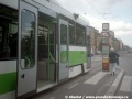 Detail přední části tramvaje RT6N1 ev.č.9103 v zastávce Solidarita. Mezi mnoha úpravami vozů během zkušebního provozu bylo také dosazení kamery nad prvním meziokenním sloupkem. Zastávka Solidarita reprezentuje stav zastávek bez nástupní hrany v Černokostelecké ulici. | 10.7.1998