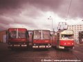 Další setkání T2 ev.č.1450 s typickými brněnskými vozidly - tramvaj T2 a maďarské autobusy Ikarus 280 v areálu vozovny a garáží Medlánky | 29.3.1997