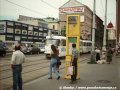 Posledním snímkem se vracíme k tramvajím - na zastávce Florenc byl v roce 1997 testován nový typ označníku. Naštěstí se neujal, ale přesto podobnou zrůdnost nyní v Praze instalujeme na zastávky... | 14.7.1997