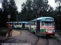 Souprava vozů T2R ev.č.26+27 na lince 11 čeká do času odjezdu na nástupní zastávce smyčky v Horním Hanychově. | 23.8.1998