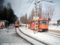 Křižování tramvají typu T3 na lince 11 ve výhybně Lékárna ve Vratislavicích. Ve směru do Jablonce jede vůz ev.č.47 ve starším oranžovém městském nátěru a ve směru do Jablonce jede vůz ev.č.37 v reklamním nátěru | 2.2.1998