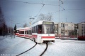 Na lince 2 byl v prosinci 1998 již v provozu s cestujícími prototyp tramvaje RT6N1 označený evidenčním číslem 84. Jednalo se o první běžně provozovanou nízkopodlažní tramvaj v Liberci. Na snímku se zpětně pohybuje vratným obloukem trojúhelníka Kubelíkova. | 23.12.1998