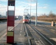 Zastávky na trati na Černokostelecké ulici nebyly vybaveny žádnou nástupní hranou. K zamezení vstupu cestujících do profilu projíždějících tramvají bylo na zastávce zřízeno vodorovné dopravní značení - bílá přerušovaná čára. Do zastávky míří souprava vozů T3 ev.č.6932+6432 na lince 11, vypravená z vozovny Pankrác | 14.12.1997