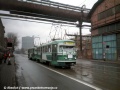 Jen o několik metrů dále vůči předchozímu snímku byla pořízena fotografie, na které souprava vozů T2 překonává železniční vlečky Vítkovických železáren.... | 14.2.1998