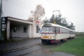 První snímek pochází ze smyčky Skvrňany, kde se v nástupní zastávce nachází na lince 2 souprava vozů T3M.05 #227+#228. Na snímku čerstvě modernizované vozy dnes reprezentují Plzeň v Ukrajinském městě Mykolajiv. | 29.10.1998